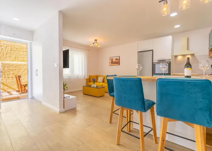 4 & 6 * Makarska